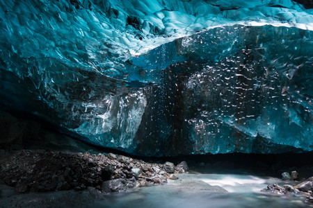 Dych berúce zábery islandskej ľadovej jaskyne