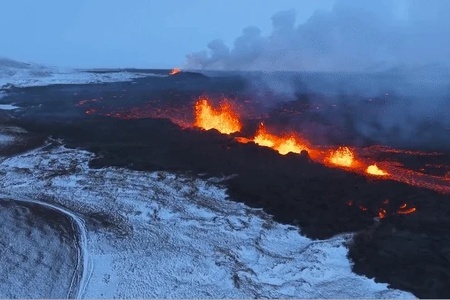 Pozoruhodné zábery z dronu zachytávajú novú sopečnú erupciu na I