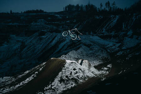 „Svícení se nechci vzdát.“ Lukáš Neasi fotí bikera v měsíční krajině s bleskem na dronu