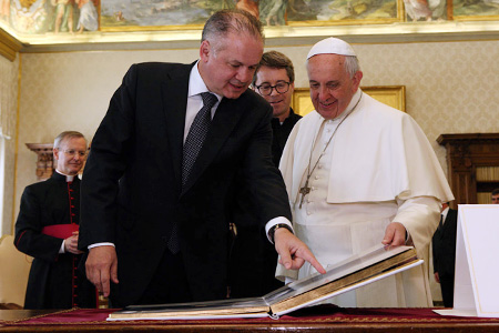 Pápež František dostal ako dar od prezidenta Andreja Kisku unikátnu fotoknihu fotografa Filipa Kuliseva