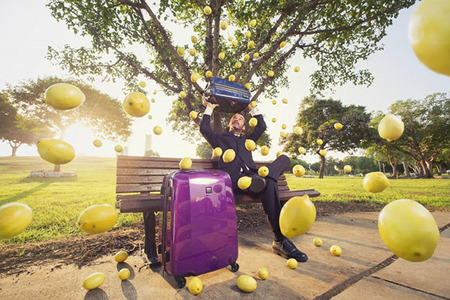 Portrét muža pod padajúcimi citrónmi