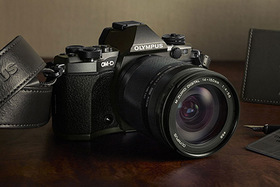 Nové objektívy Olympus a titánová OM-D E-M5 Mark II