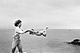 Jackie hojdá Caroline v plytčine v Hyannis Port (1959).